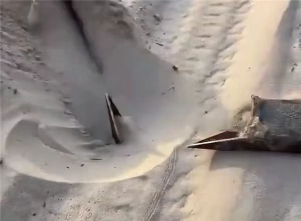 网传一沙漠景区沙下埋20厘米三角钉，严重的话还能致人死亡！