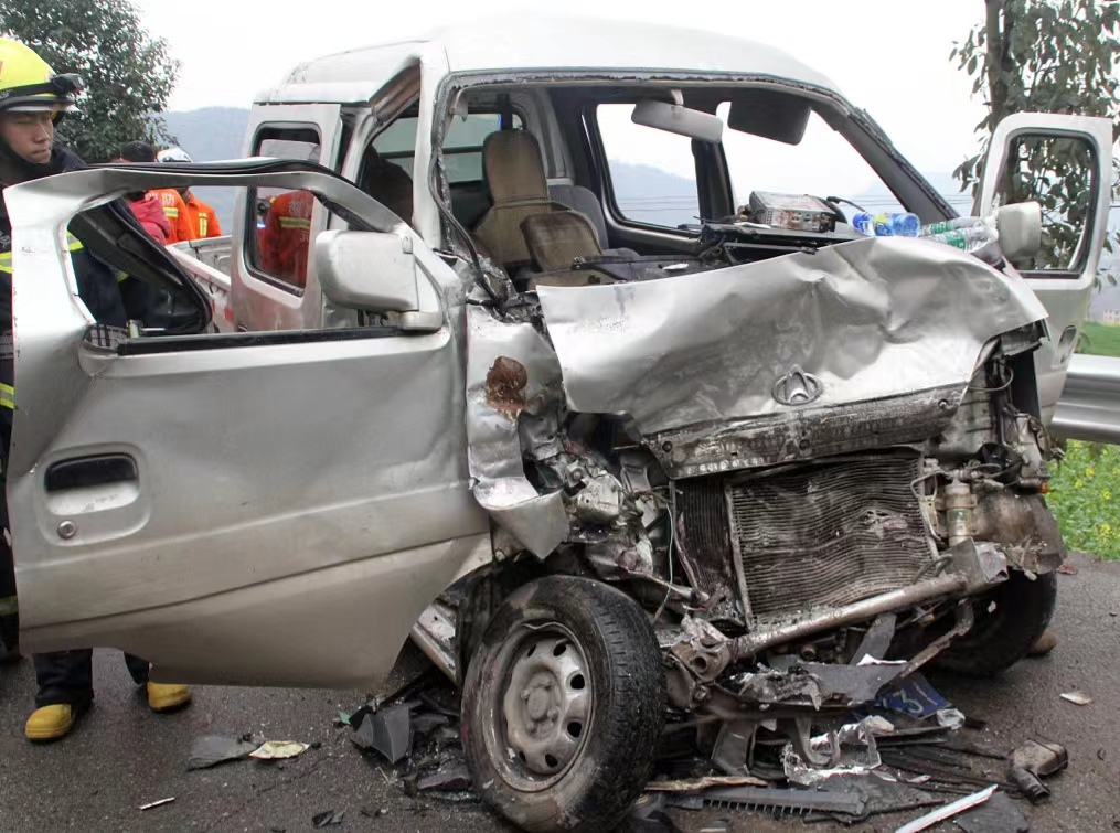 酒泉车祸致7死 2名涉事司机被控制，深刻认识到安全驾驶和遵守交通规则的重要性。