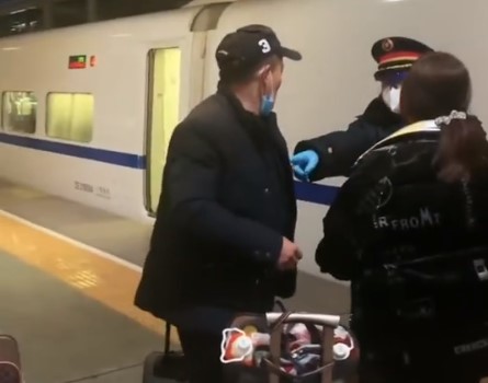 一大爷在高铁抽烟触发警报，导致整个列车强制减速
