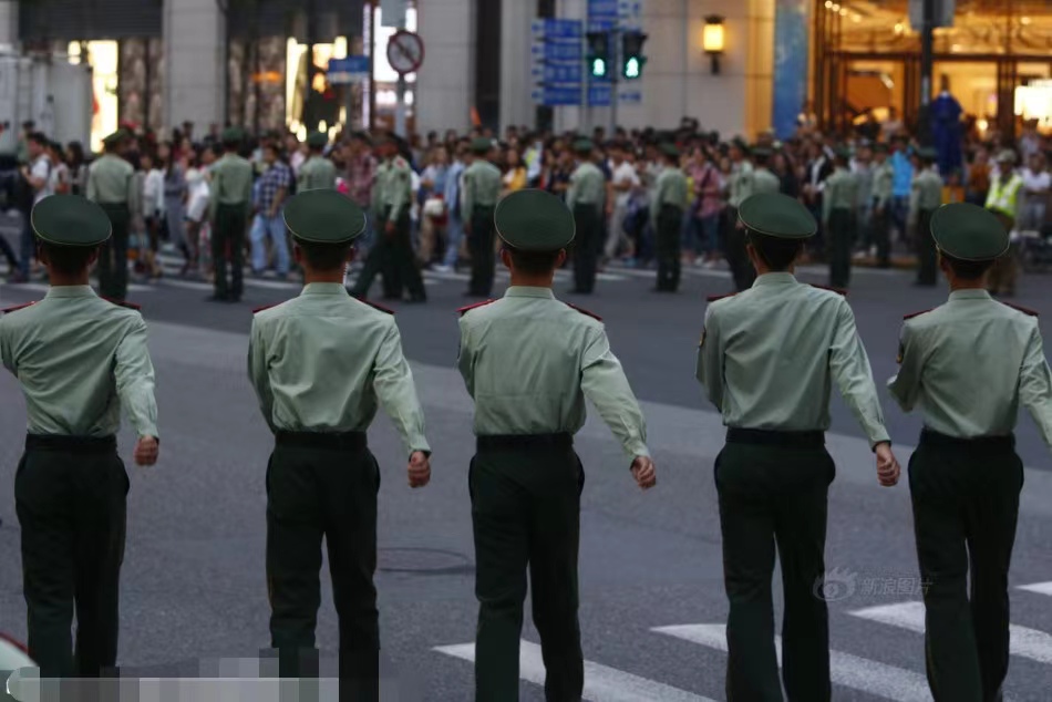 上海武警拉链式人墙上线，众多游客纷纷点赞并拍照留念