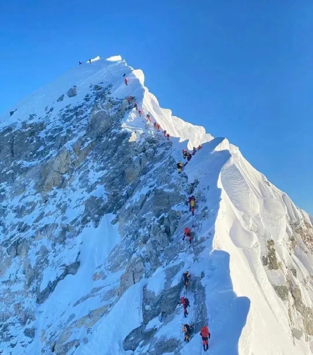 一登山者在攀登珠峰时遇难，后续如何