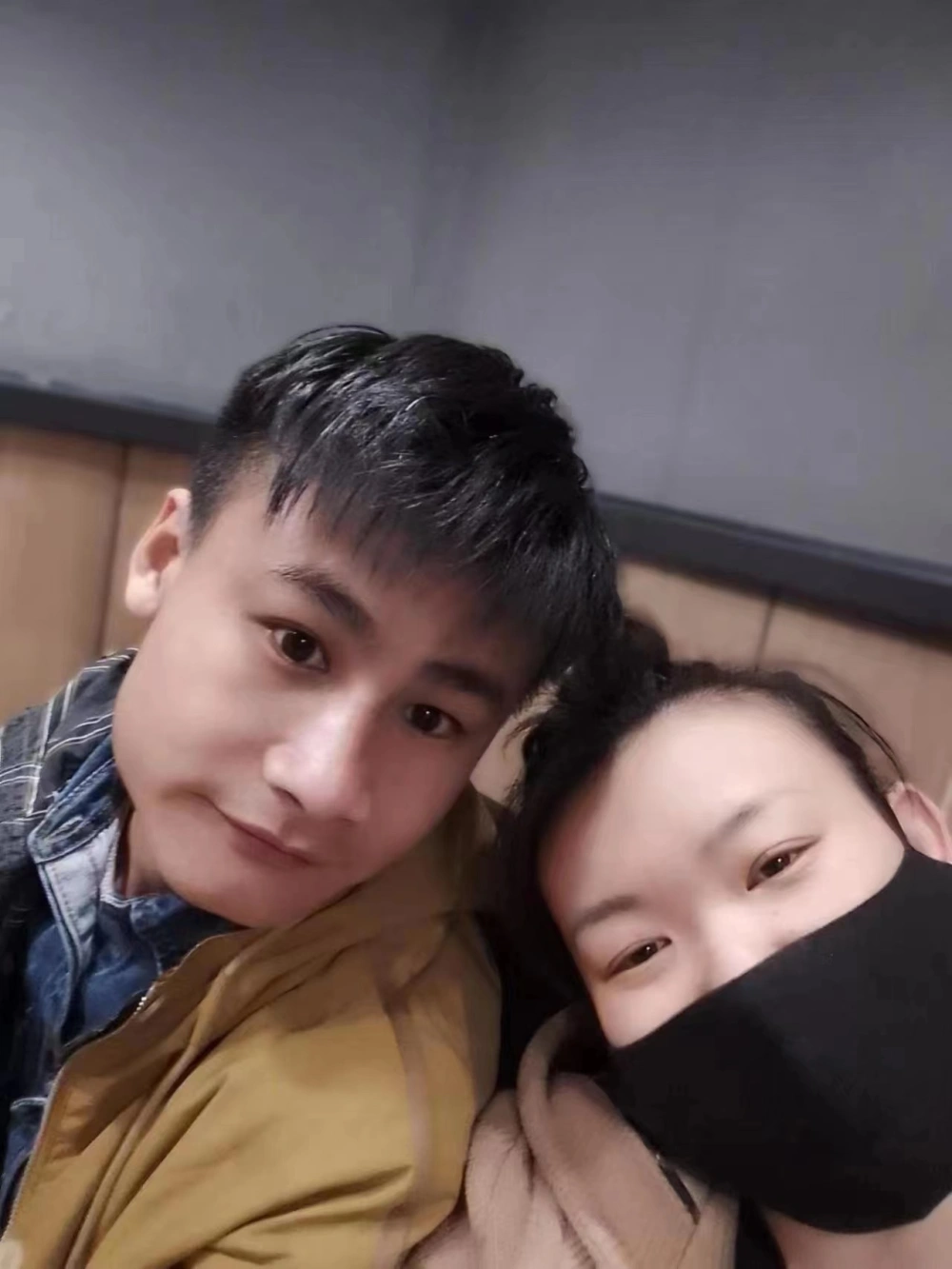 妻子诞下双胞胎后病危 丈夫：无医保卖房地也治（2023妻子诞下双胞胎后病危）