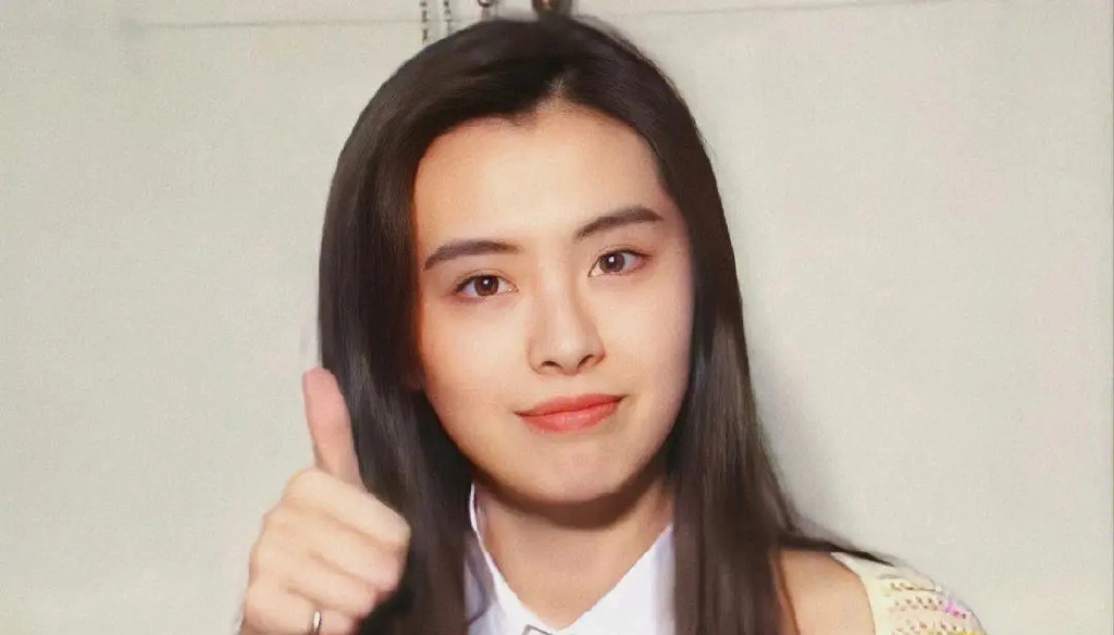 56岁王祖贤现身寺庙礼佛 脸部僵硬被质疑做医美（2023王祖贤被质疑做医美）