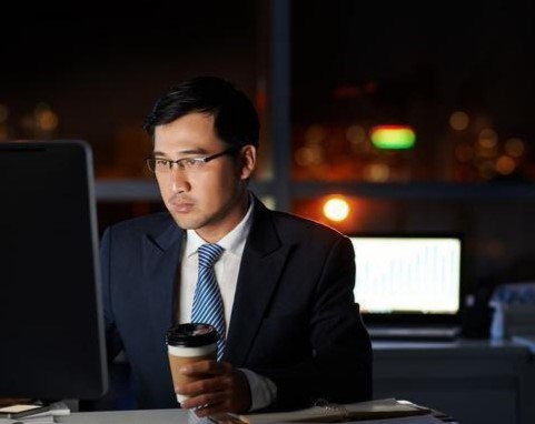 “自愿加班”已成常态？畸形竞争压力是如何形成的？（2023自愿加班）