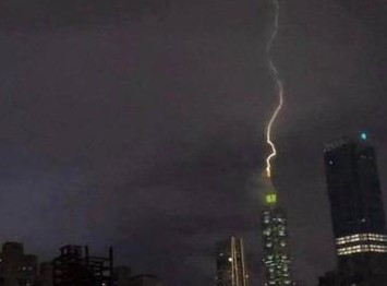 台北101大楼遭到雷击，紫光瞬间大亮（2023台北大楼雷击）