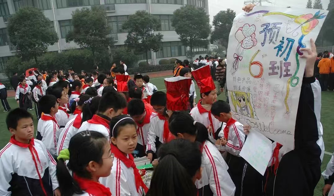 最新！辽宁一小学宣传栏倒塌1死1伤，责任再谁