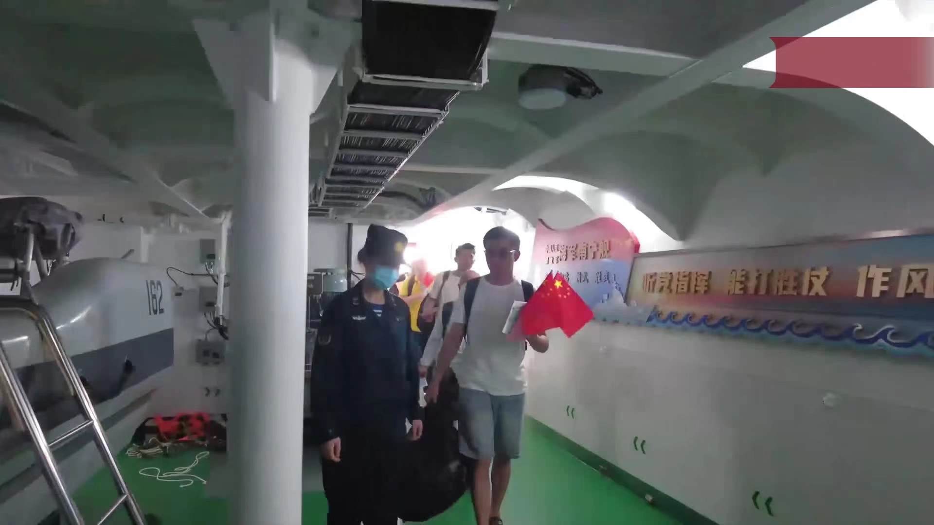 祖国军舰上的饭菜真香，侨民们首次感受到了来自家一般的温暖。