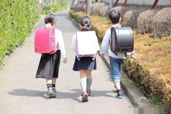 小学生上学路上被扎针？网友们纷纷表示，“太吓人了！”